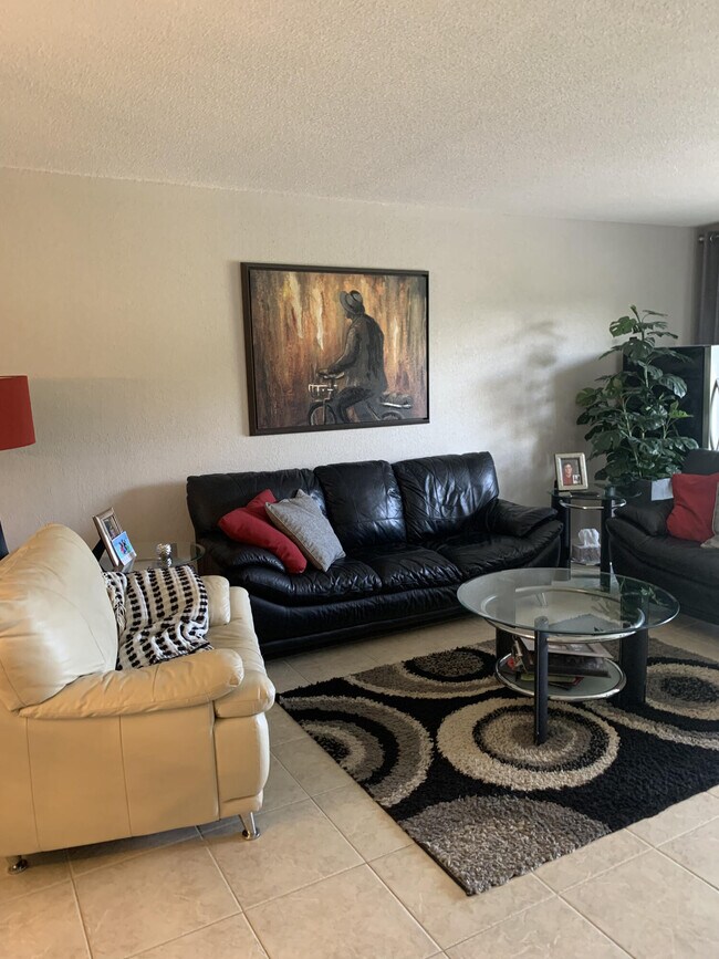 Foto del edificio - 3250 N Palm Aire Dr