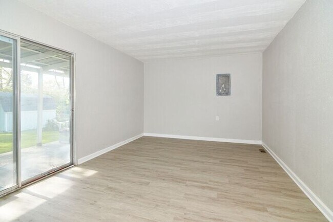 Building Photo - Great 3 bedroom home