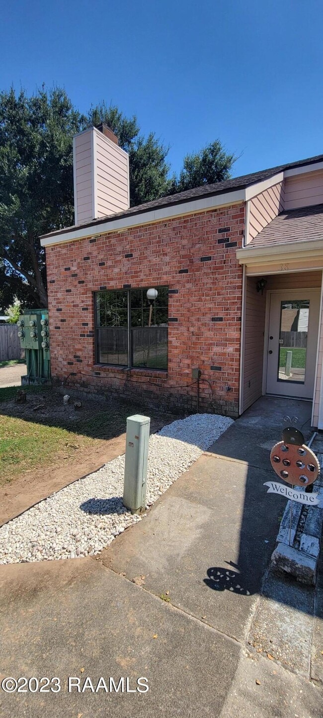 Building Photo - 400 W Brentwood Blvd