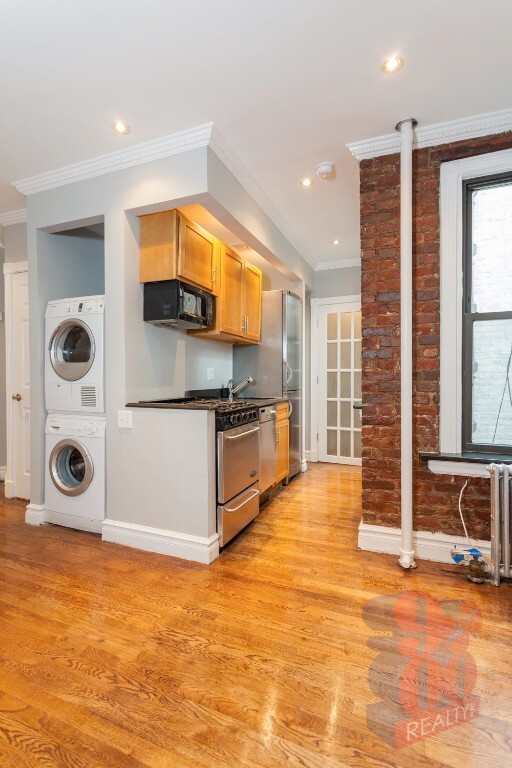 Primary Photo - 410 E 13th St