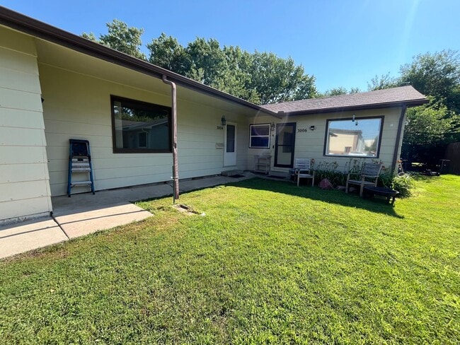 Foto del edificio - 2 Bed/1 Bath Duplex with Garage and Unfinished Basement!