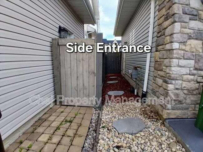 Building Photo - 6421 Sandin Crescent NW