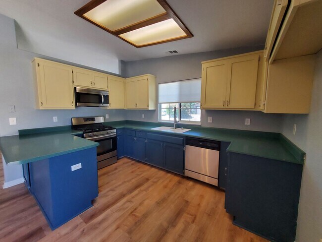 Building Photo - Modern 4 Bedroom House in West Redding Com...