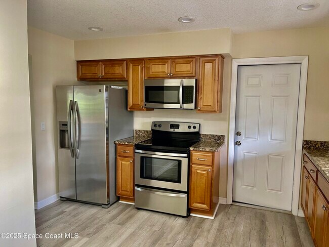 Building Photo - 1708 Fenway Cir