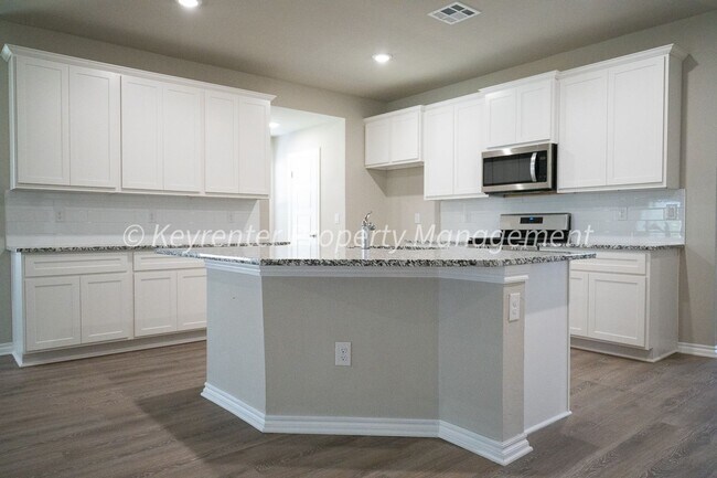Foto del edificio - Gorgeous 4 Bed 2 Bath Home in Deer Creek School District!