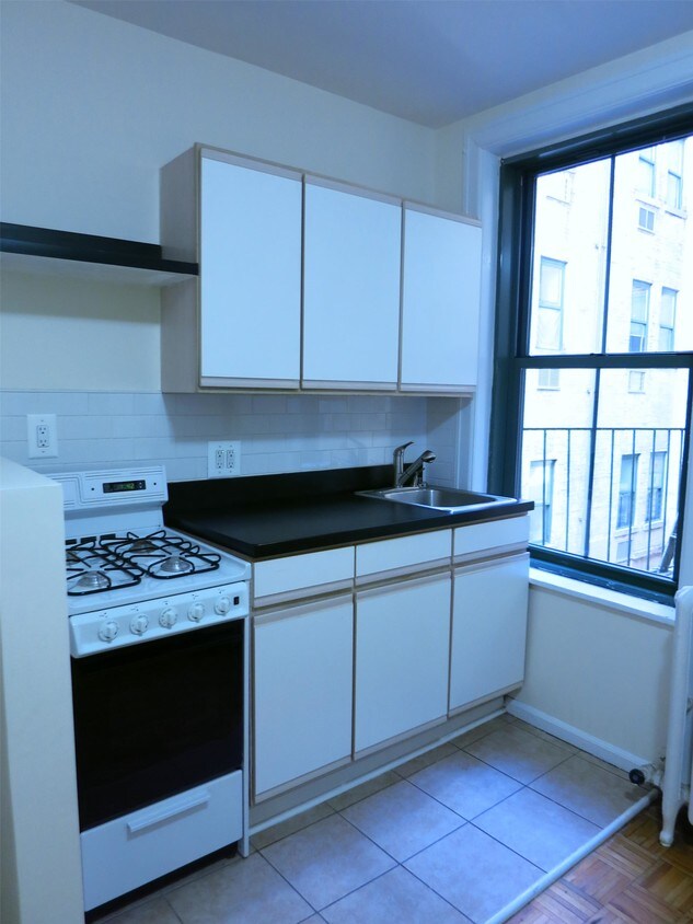 Primary Photo - 539 E 78th St