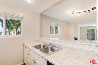 Foto del edificio - 6475 Kanan Dume Rd