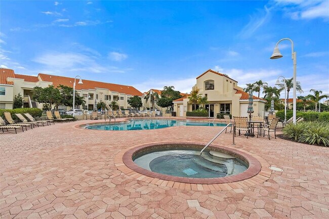 Foto del edificio - 6141 Bahia Del Mar Blvd S