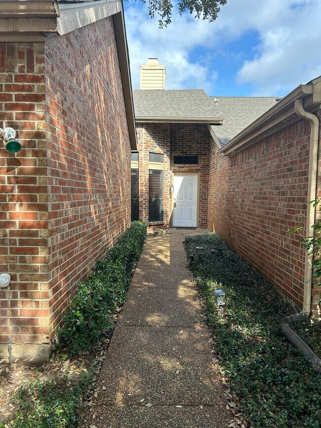 Building Photo - Ready to move in.....Fresh Paint and much more....