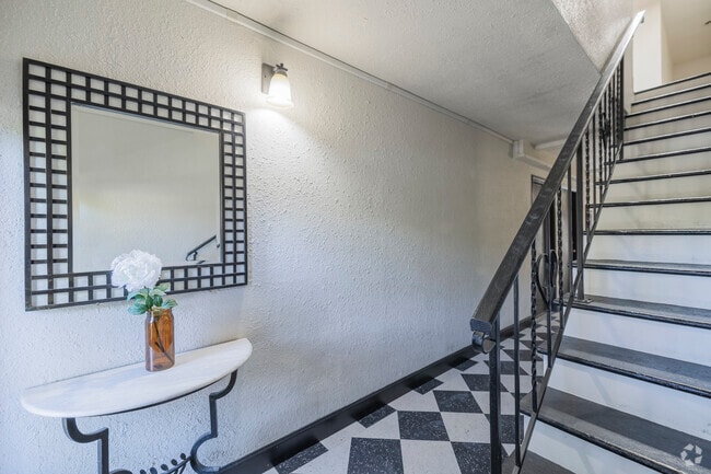 Lobby Photo - 2249 Bonar St