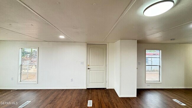 Foto del edificio - 6047 Deer Ave
