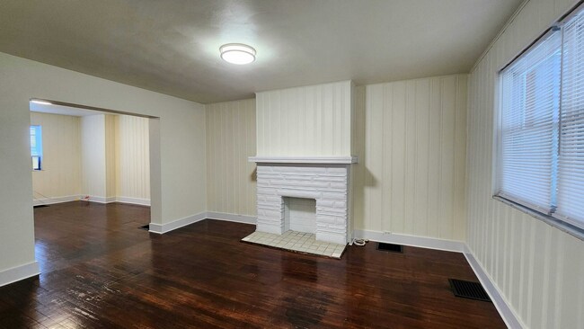 Building Photo - Updated 4BR house with garage!