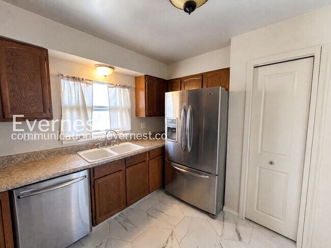 Building Photo - 4 Bed/2 Bath Home with Fenced Yard / Voucher Accepted / Available Now!