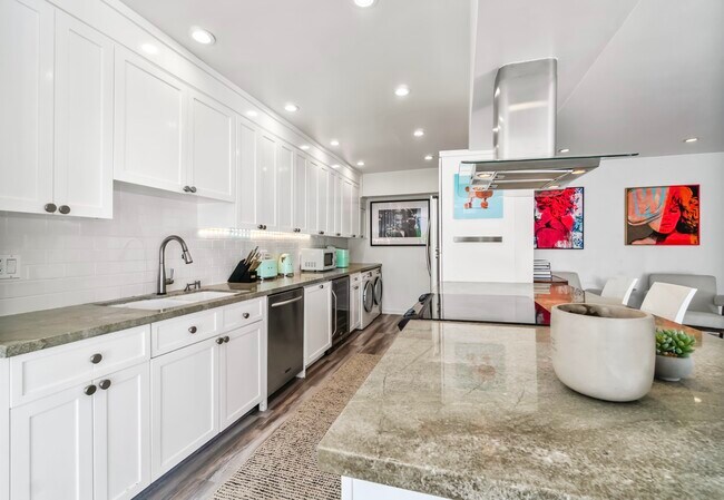 KITCHEN - 1015 N Kings Rd
