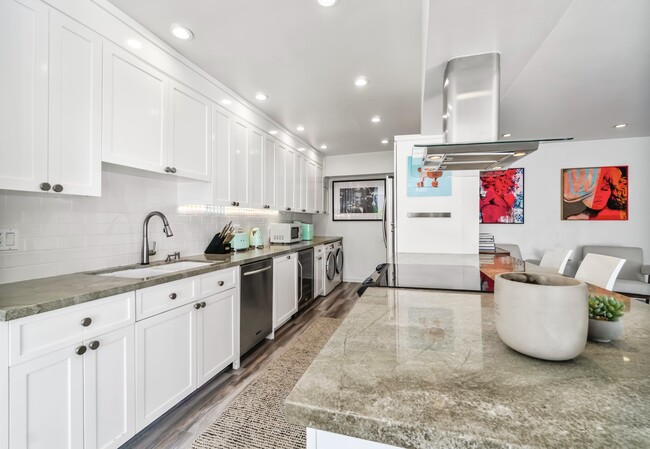 KITCHEN - 1015 N Kings Rd