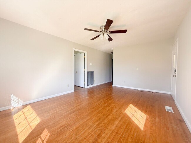 Foto del edificio - Spacious 3-Bedroom Home with Screened-In Porch and Ample Parking in Cookeville