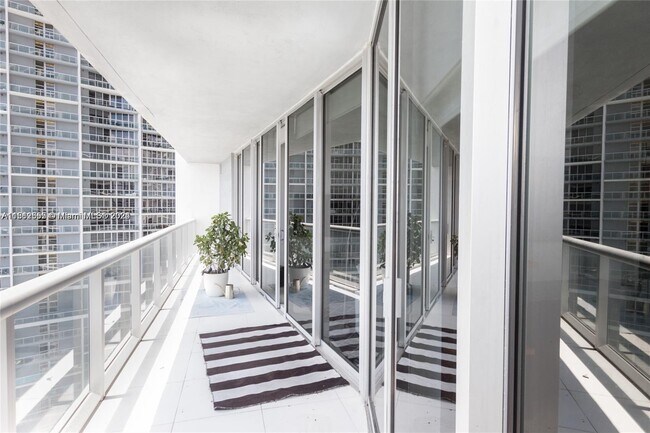 Foto del edificio - 465 Brickell Ave
