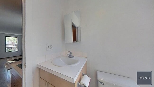Building Photo - 218 E 85th St