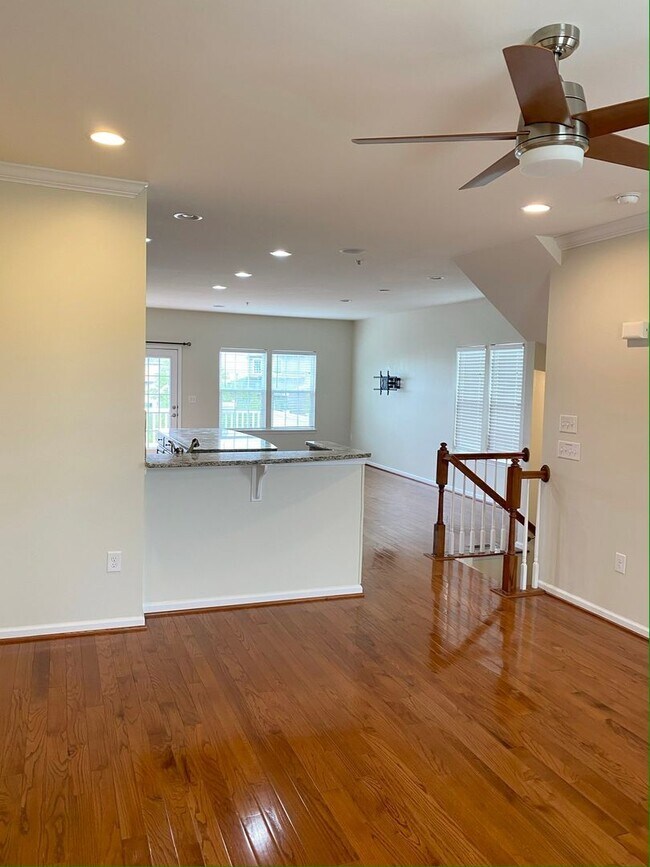 Foto del edificio - Gorgeous 4-Bed Townhome located in North W...