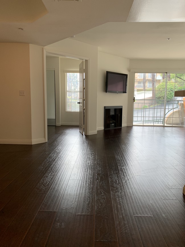 Living room - 4755 Templeton St