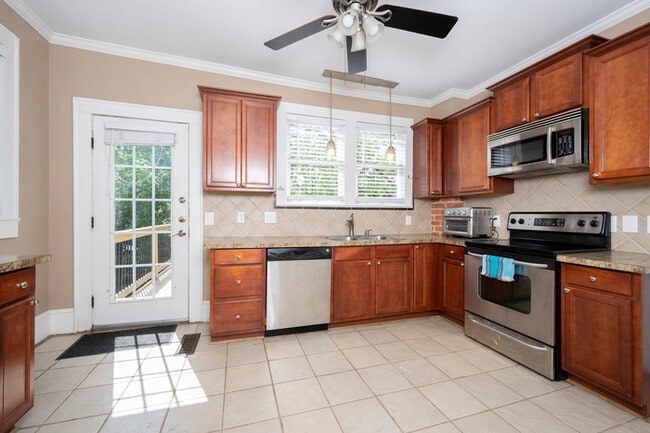 Building Photo - 214 N Sunset Dr
