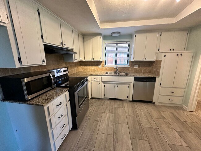 Foto del edificio - FOR RENT: Charming 3-Bedroom, 2-Bath Home in Yukon! - Move In Deposit-Free! (If Qualified)