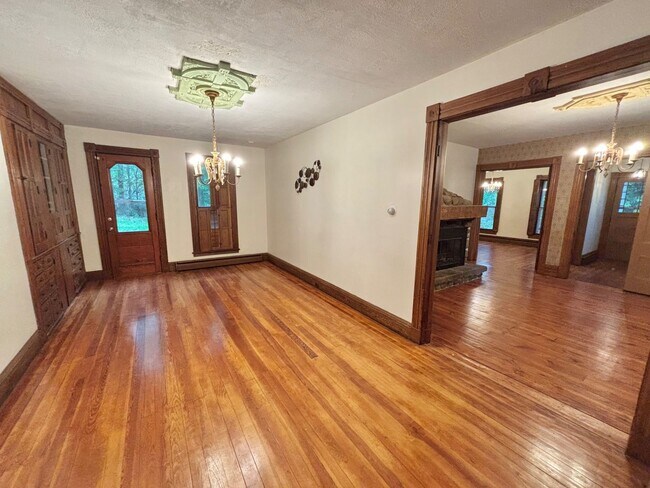Building Photo - HUGE 6bd / 3ba House | Penfield Schools | 2nd floor Laundry hooks | Master Suite