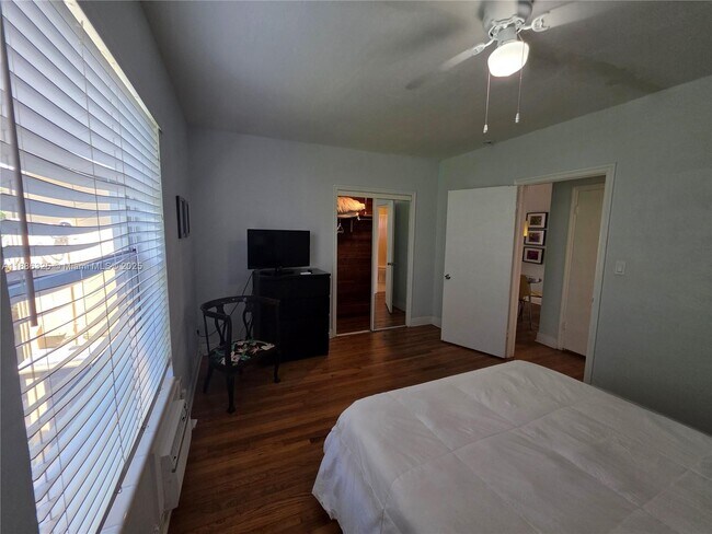 Foto del edificio - 8024 Harding Ave