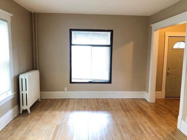 Foto del edificio - Main Floor Duplex Available Now, Refinishe...