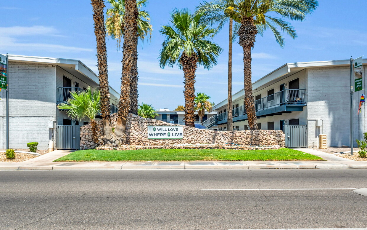 Primary Photo - Large 2 bedroom units central Phoenix loca...