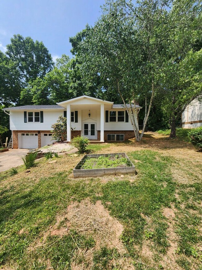 Foto del edificio - East Asheville Rental!