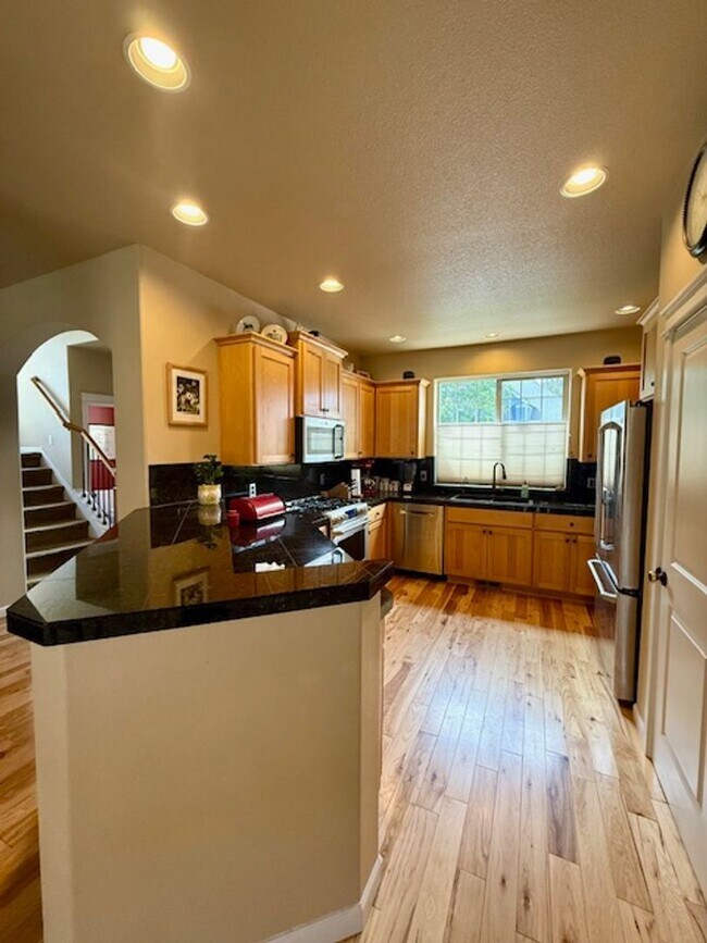 Foto del edificio - Spacious 3-Bedroom + Bonus Room Home in La...