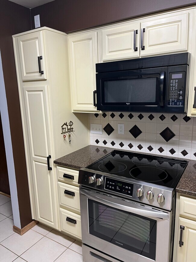 Building Photo - 1300 G St