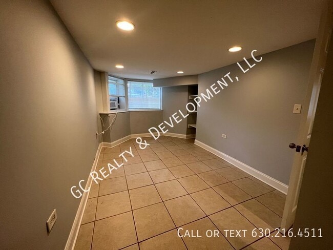 Foto del edificio - 2717 N Hamlin Ave