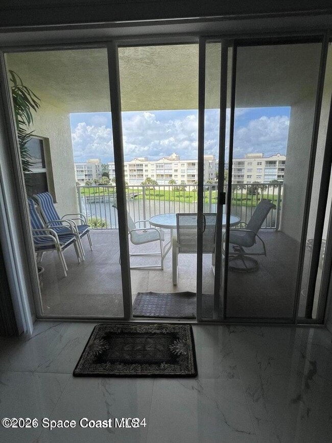 Foto del edificio - 8871 Lake Dr