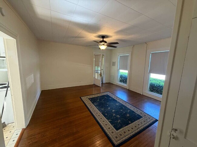 Foto del edificio - * Generously Sized 3-bedroom, 1.5 Bath in LeRoy Available Now! *