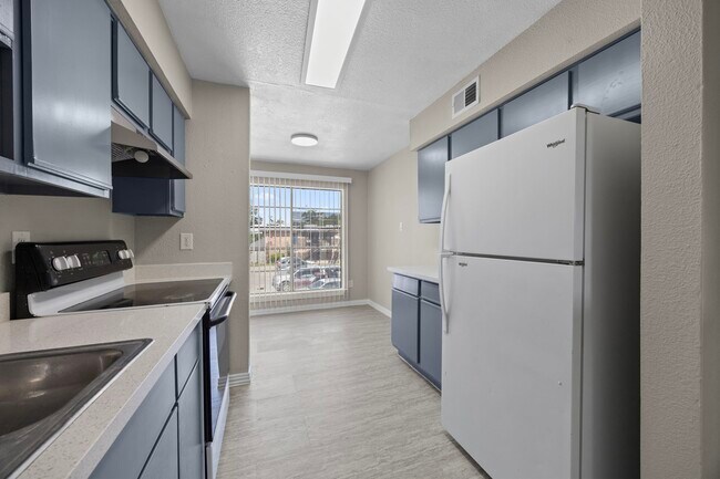 Foto del edificio - 9616 Long Point Rd