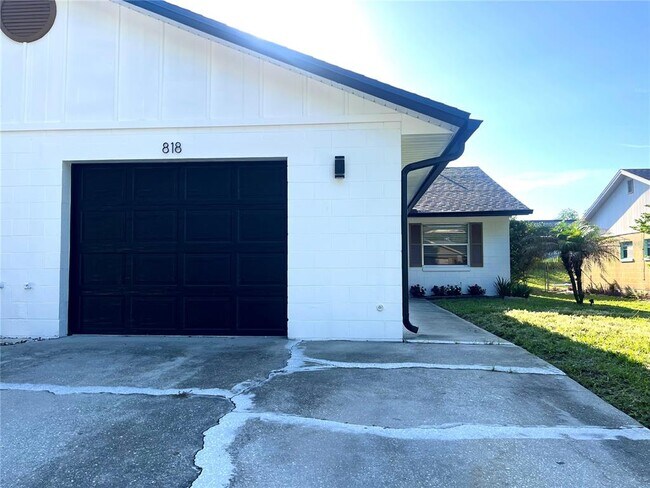 Foto del edificio - 818 Sleepy Harbour Dr