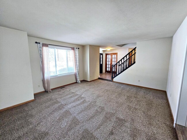 Building Photo - Beautiful 5 Bedroom Home Near the Cherry C...