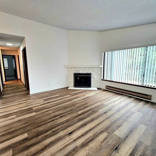 Foto del edificio - Charming, bright and peaceful condo close to ferries and shopping in Kingston!