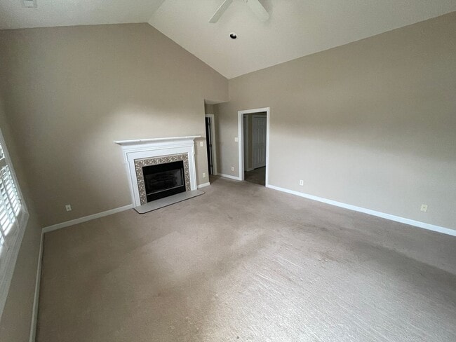Building Photo - 3 Bedroom 2 Bath Single Family House - Fen...