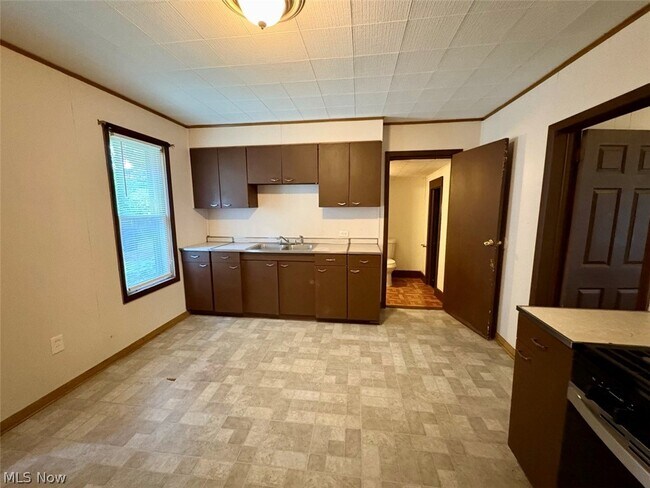 Building Photo - 391 E Voris St
