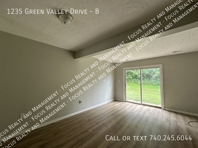 Foto del edificio - 1235 Green Valley Dr