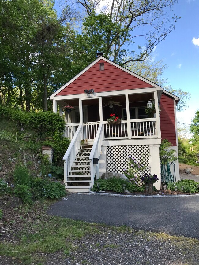 Building Photo - 450 River Rd