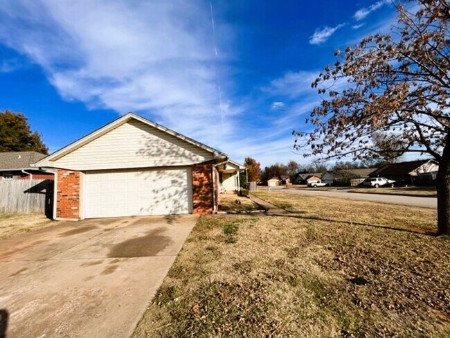 Foto del edificio - 2301 ne 10th, Moore, 3 bed, 2bath, 2 car g...