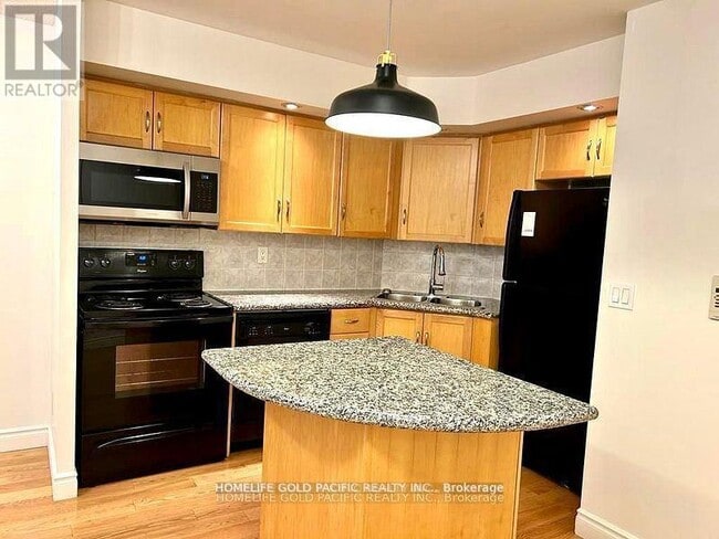 Building Photo - 250 Wellington St W