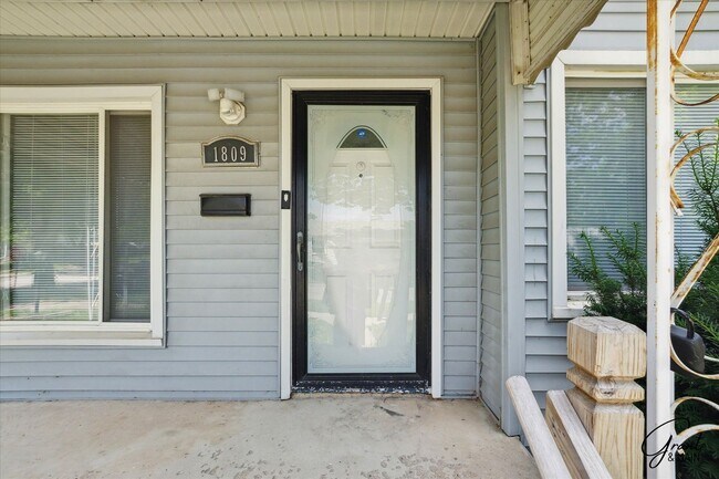 Foto del edificio - 3 bedroom - 2 bathroom - Lincoln Park - $1...