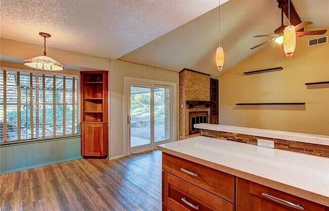 Foto del edificio - 7008 Grove Crest Dr