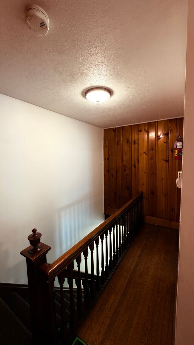Building Photo - 2 Bed 1 Bath Unit For Rent Tionesta PA