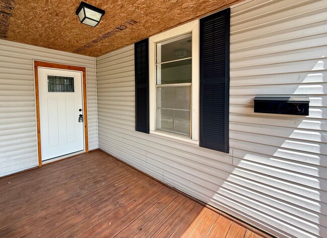 Building Photo - Fully Remodeled 3 Bedroom/1 Bathroom Home ...